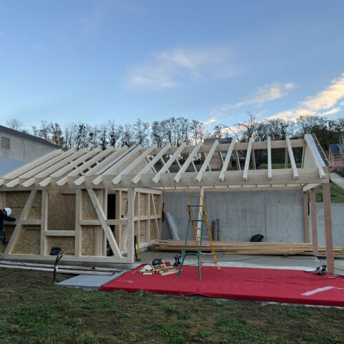 Construction d&rsquo;un abri de jardin avec charpente apparente