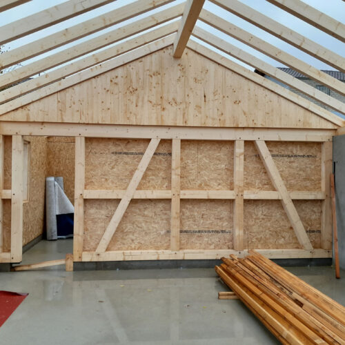Construction d&rsquo;un abri de jardin avec charpente apparente