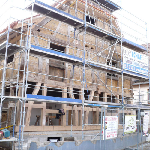 Rénovation d'un pan de colombage dans une maison alsacienne