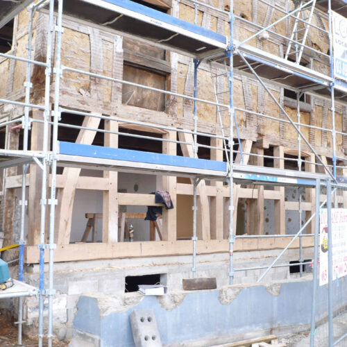Rénovation d'un pan de colombage dans une maison alsacienne