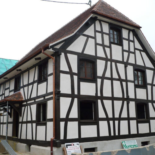 Rénovation d'un pan de colombage dans une maison alsacienne