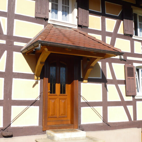 Ajout d'un en bois au-dessus de la porte d'entrée