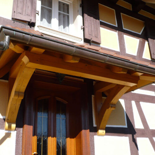 Ajout d'une gloriette en bois au-dessus de la porte d'entrée