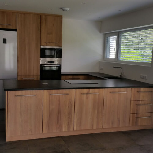 Cuisine sur mesure avec panneaux bois et surfaces granit