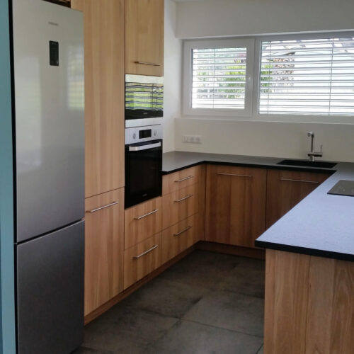 Cuisine sur mesure avec panneaux bois et surfaces granit
