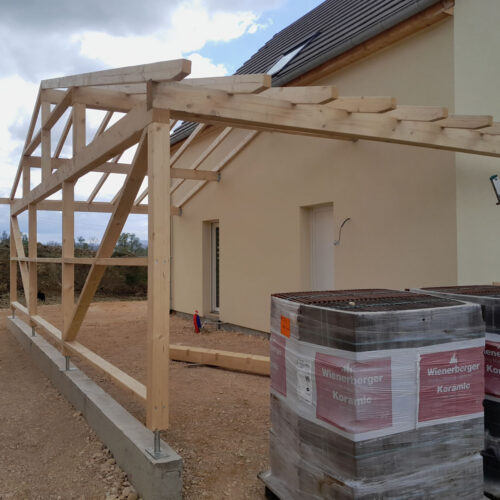 Carports bois sur mesure adossé à des constructions neuves