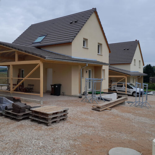 Carports bois sur mesure adossé à des constructions neuves