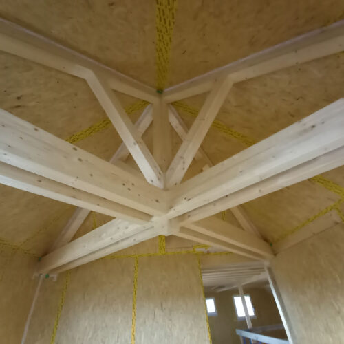 Travaux de charpente dans maison à ossature bois
