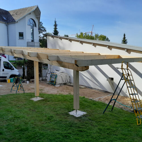 Carport ouvert structure bois et couverture tôles grises