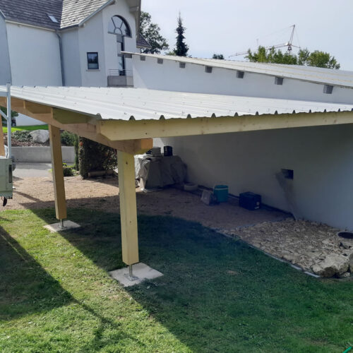 Carport ouvert structure bois et couverture tôles grises