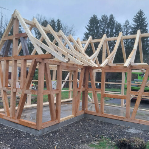 Construction d'un abri communal en colombage traditionnel alsacien