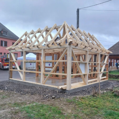 Construction d'un abri communal en colombage traditionnel alsacien
