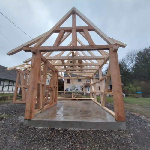 Construction d'un abri communal en colombage traditionnel alsacien