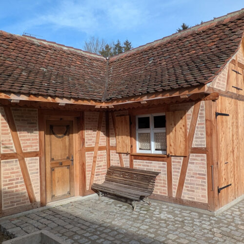 Construction d'un abri communal en colombage traditionnel alsacien