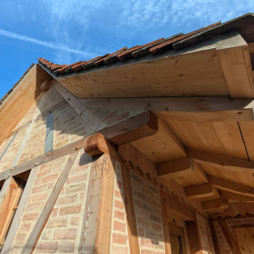 Construction d'un abri communal en colombage traditionnel alsacien