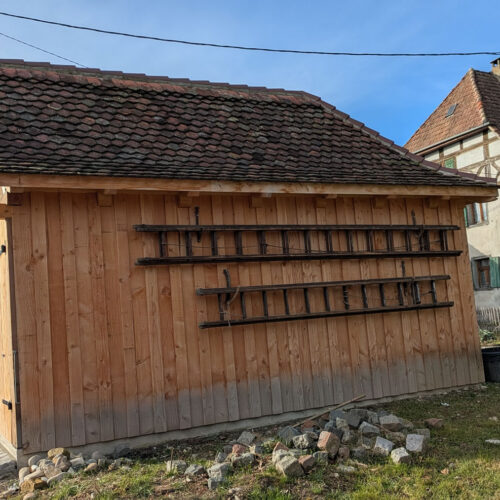 Construction d'un abri communal en colombage traditionnel