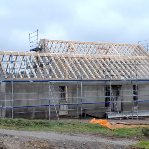 Pose de charpente sur maison neuve structure béton