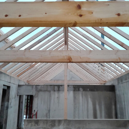 Pose de charpente sur maison neuve structure béton