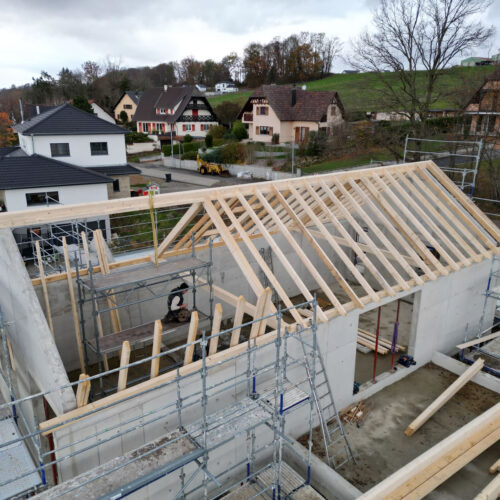 Pose de charpente sur maison neuve structure béton
