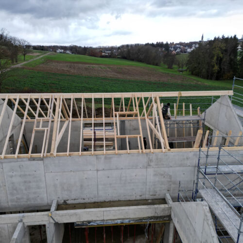 Pose de charpente sur maison neuve structure béton