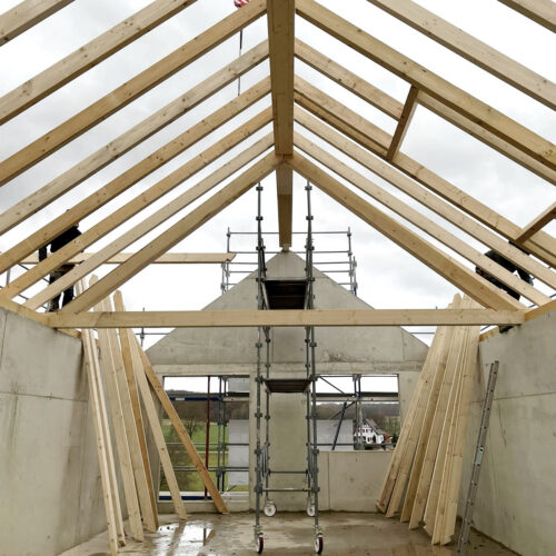 Pose de charpente sur maison neuve structure béton