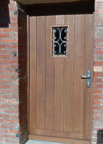 Porte extérieur bois massif avec grille