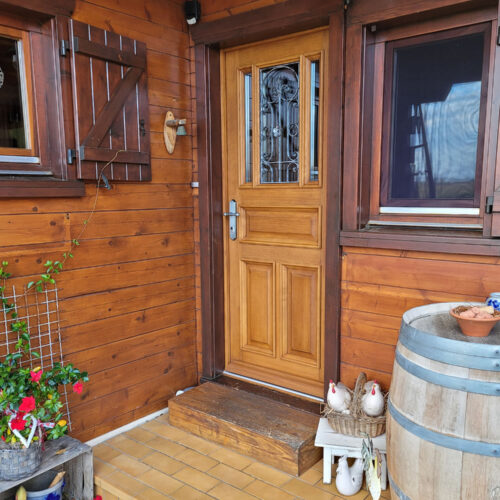 Porte extérieur bois massif avec panneaux et grille