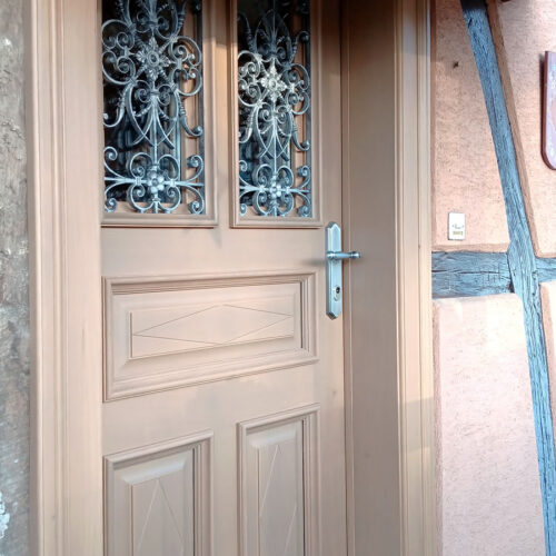 Porte extérieur bois massif avec panneaux et grille