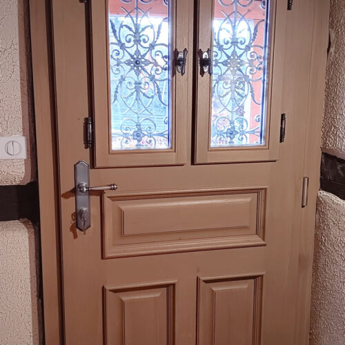 Porte extérieur bois massif avec panneaux et grille