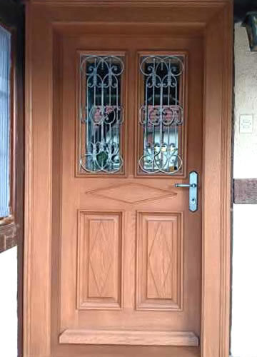 Porte extérieur bois massif avec panneaux et grille