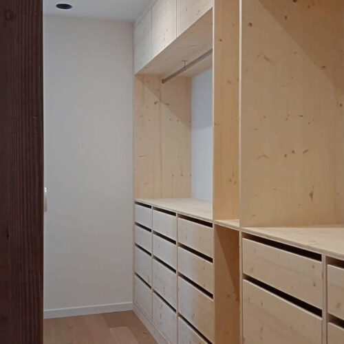 Dressing sur mesure intégré dans la chambre