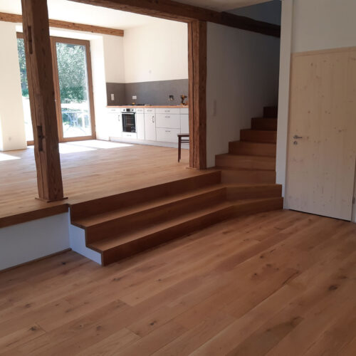 Escalier bois intégré dans l'architecture de la maison