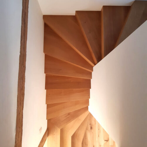 Escalier bois intégré dans l'architecture de la maison