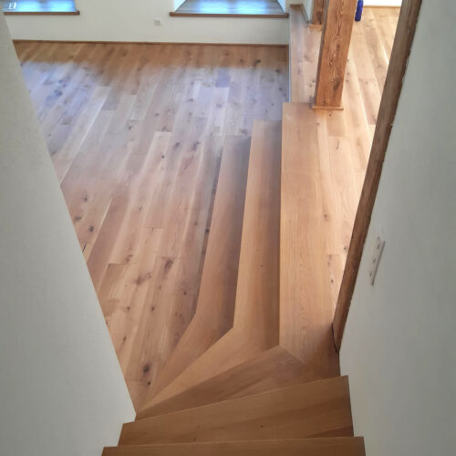 Escalier bois intégré dans l'architecture de la maison