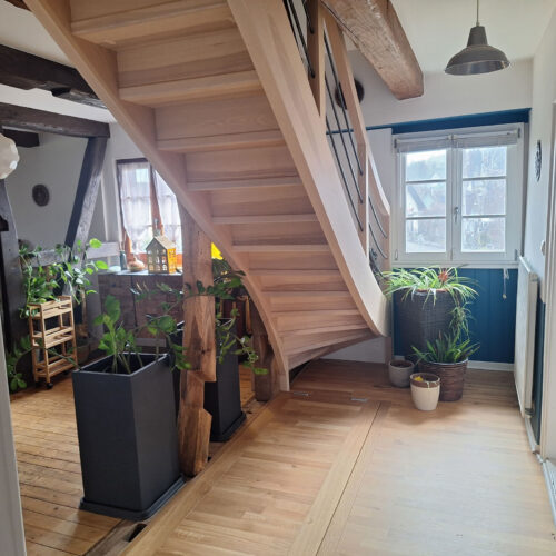 Escalier bois massif aérien dans maison alsacienne