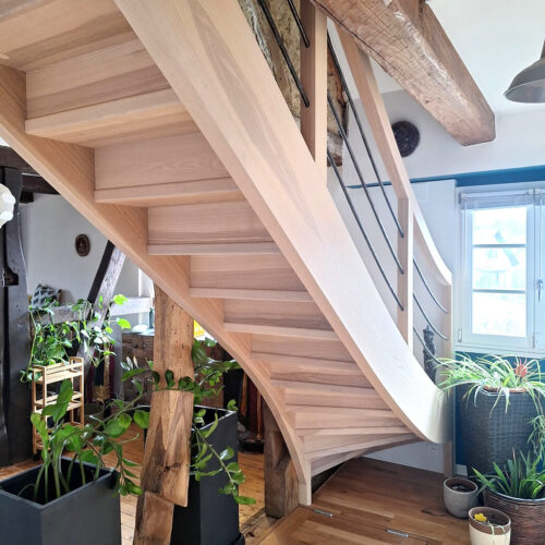 Escalier bois massif aérien dans maison alsacienne