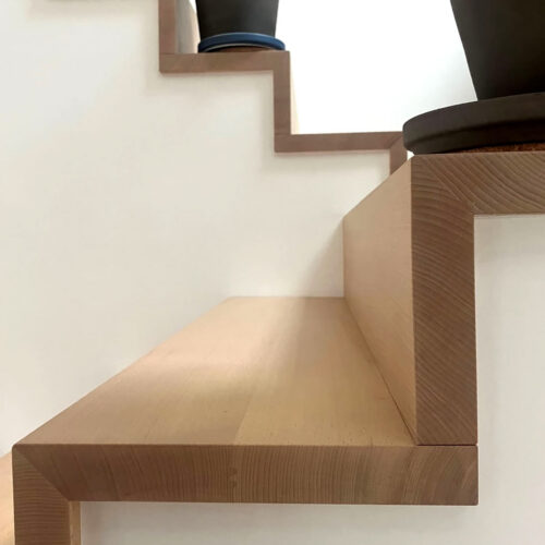 Escalier demi-tournant ouvert, avec marches en bois massif