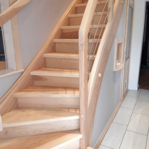 Escalier massif accolé à un mur avec mise en valeur du limon latéral droit