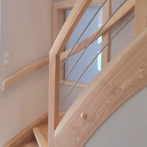 Escalier massif accolé à un mur avec mise en valeur du limon latéral droit