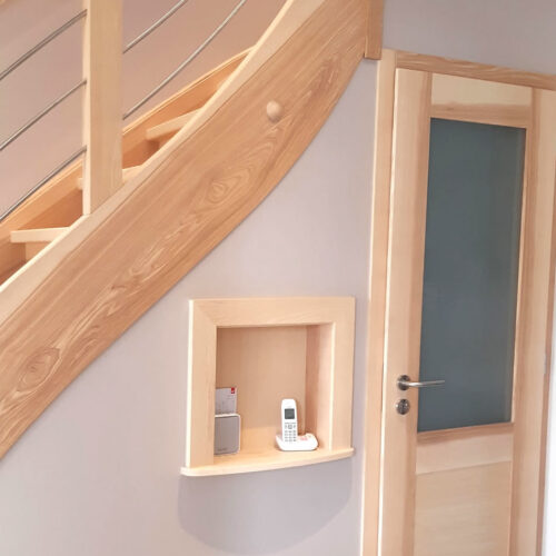 Escalier avec garde-corps en bois massif