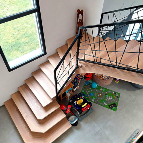 Escalier bois avec limon central, et grade-corps en métal