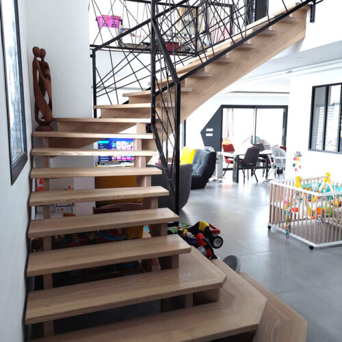 Escalier bois avec limon central, et grade-corps en métal