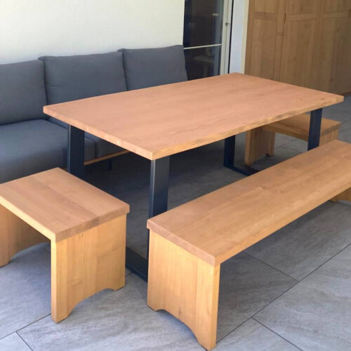 Mobilier de jardin en bois massif - table et bancs