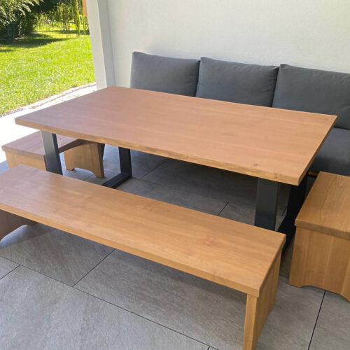 Mobilier de jardin en bois massif - table et bancs
