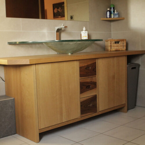 Meuble de salle de bains en bois, sur mesure, avec vasque en verre
