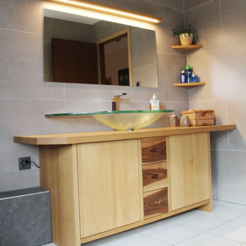 Meuble de salle de bains en bois, sur mesure, avec vasque en verre