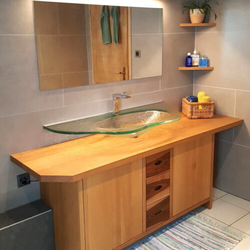 Meuble de salle de bains en bois, sur mesure, avec vasque en verre