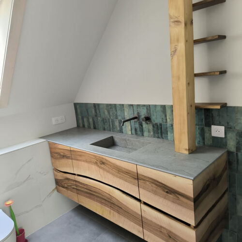 Meuble suspendu de salle de bain en noyer et dessus céramique