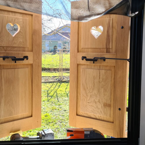 Volets bois massif sur mesure avec motifs alsaciens