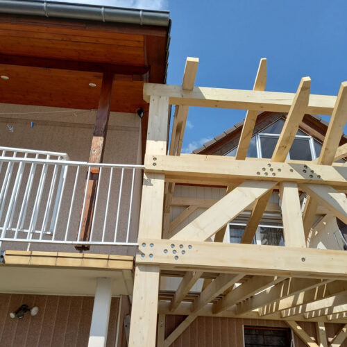 Terrasse avec charpente bois au-dessus de places de parking